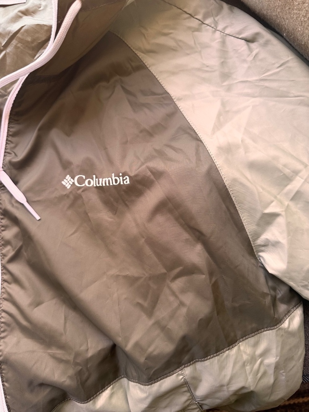 Columbia Lightweight Windbreaker.  Great for Travel It Fits in Your Purse! - Picture 5 of 5